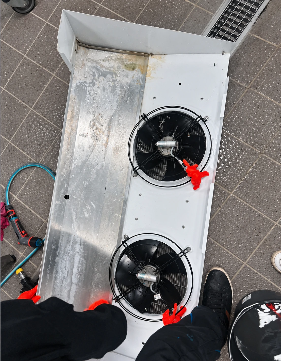 Gereinigter Verdampfer mit zwei Lüftern und sichtbaren Material- und Gebrauchsspuren